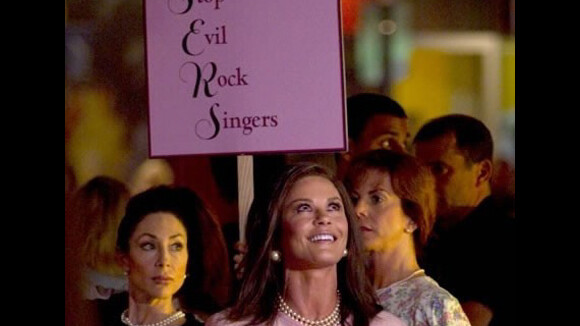Rock Forever : Catherine Zeta-Jones, serrée dans son tailleur, fait swinguer !