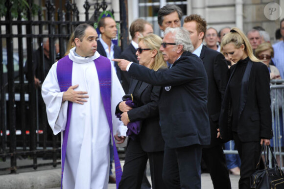 François Boulain et son fils Gary lors des obsèques de leur mari et père Thierry Roland le 21 juin 2012 en l'église Sainte-Clotilde à Paris
