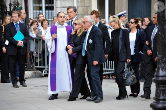 Jacques Vendroux, Françoise Boulain et son fils Gary lors des obsèques de Thierry Roland le 21 juin 2012 en l'église Sainte-Clotilde à Paris