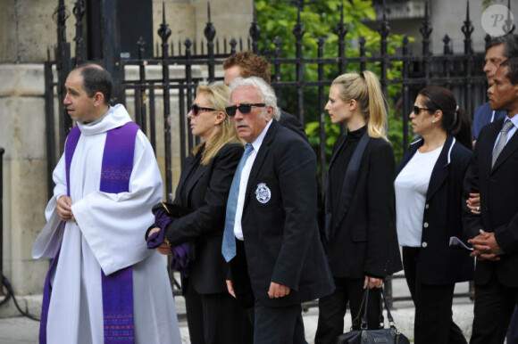 Jacques Vendroux, François Boulain et son fils lors des obsèques de Thierry Roland le 21 juin 2012 en l'église Sainte-Clotilde à Paris