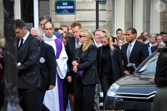 Françoise Boulain et son fils Gary lors des obsèques de Thierry Roland le 21 juin 2012 en l'église Sainte-Clotilde à Paris