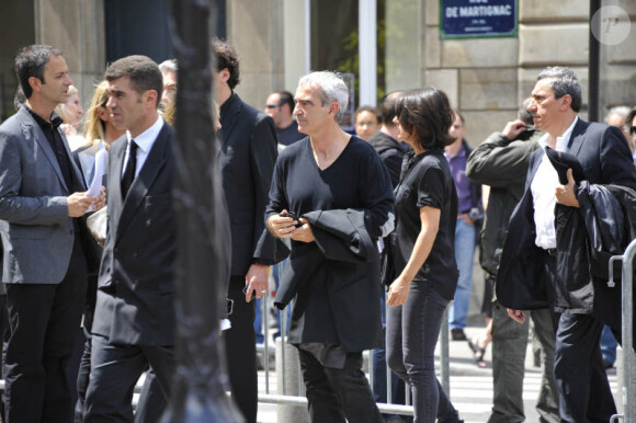 Raymond Domenech et Estelle Denis lors des obsèques de Thierry Roland le 21 juin 2012 en l'église Sainte-Clotilde à Paris