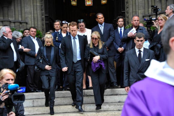 Françoise Boulain et son fils Gary lors des obsèques de leur mari et père Thierry Roland le 21 juin 2012 en l'église Sainte-Clotilde à Paris