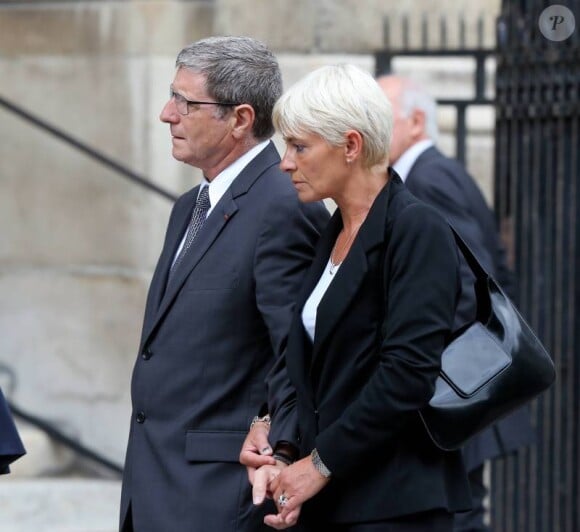 Jean-Michel Larqué et sa femme lors des obsèques de Thierry Roland le 21 juin 2012 en l'église Sainte-Clotilde à Paris