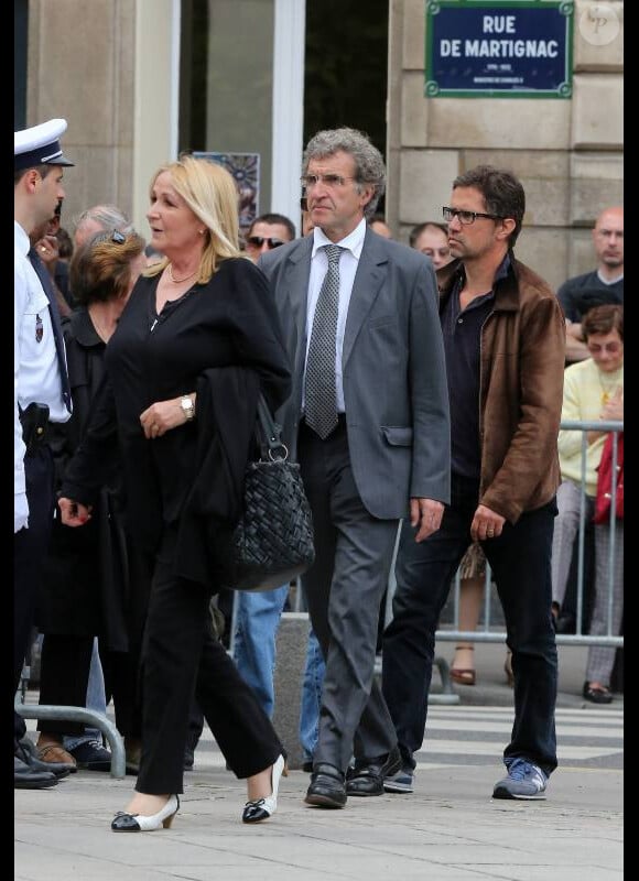 Julie et son mari Gérard Leclerc lors des obsèques de Thierry Roland le 21 juin 2012 en l'église Sainte-Clotilde à Paris