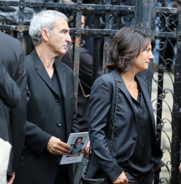 Raymond Domenech et Estelle Denis lors des obsèques de Thierry Roland le 21 juin 2012 en l'église Sainte-Clotilde à Paris