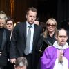 Gary et sa mère Françoise Boulain lors des obsèques de son père Thierry Roland le 21 juin 2012 en l'église Sainte-Clotilde à Paris