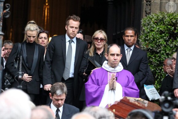 Gary et sa mère Françoise Boulain lors des obsèques de son père Thierry Roland le 21 juin 2012 en l'église Sainte-Clotilde à Paris