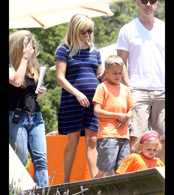 Reese Witherspoon le 3 juin 2012 à Los Angeles avec ses enfants