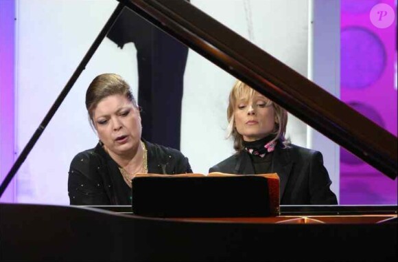 Les pianistes Brigitte Engerer avec Hélène Mercier-Arnault en 2004 lors de l'enregistrement de l'émission Vivement dimanche