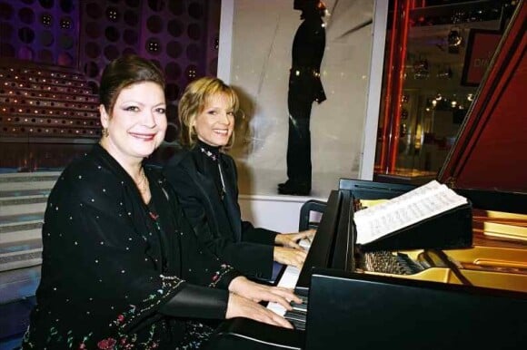 La pianiste Brigitte Engerer avec Hélène Mercier-Arnault en mars 2004