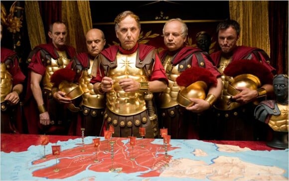 Fabrice Luchini est Jules César dans Astérix et Obélix : Au service de sa majesté, en salles, le 17 octobre 2012.
