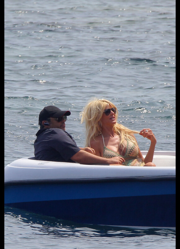 Victoria Silvestedt : moment de complicité avec son fiancé Maurice dans la baie de Monaco le 24 juin 2012
