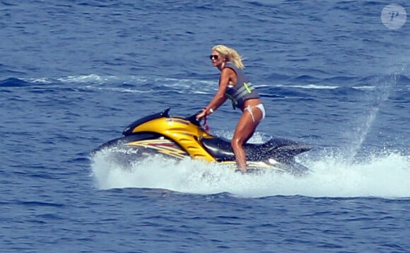 Victoria Silvestedt en famille avec son frère et son fiancé Maurice passe la journée en mer sur un yacht dans la baie de Monaco le 24 juin 2012