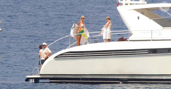 Victoria Silvestedt en famille avec son frère et son fiancé Maurice passe la journée en mer sur un yacht dans la baie de Monaco le 24 juin 2012