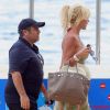 Victoria Silvestedt et son fiancé Maurice passent la journée en mer sur un yacht dans la baie de Monaco le 24 juin 2012