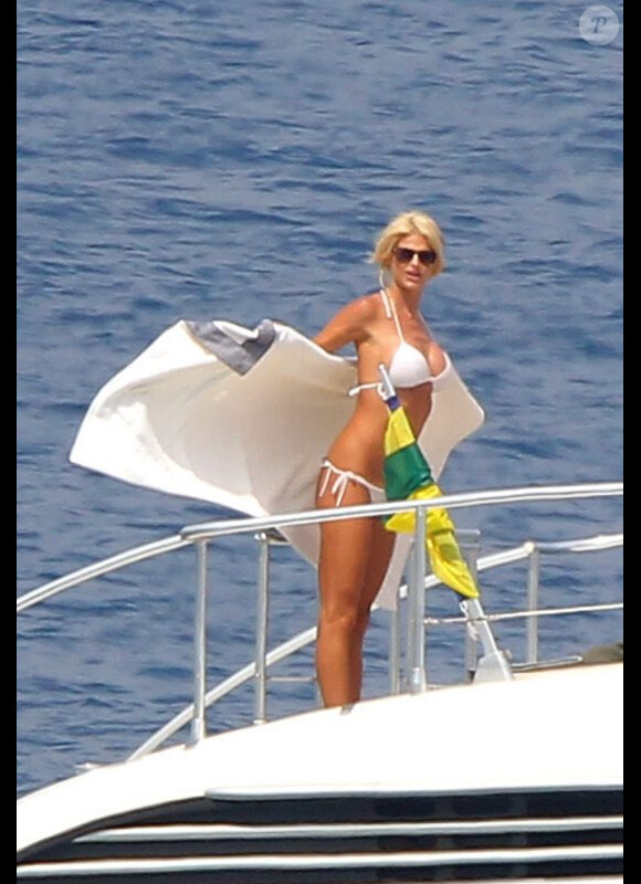Victoria Silvestedt, très sensuelle, sur un yacht dans la baie de Monaco le 24 juin 2012