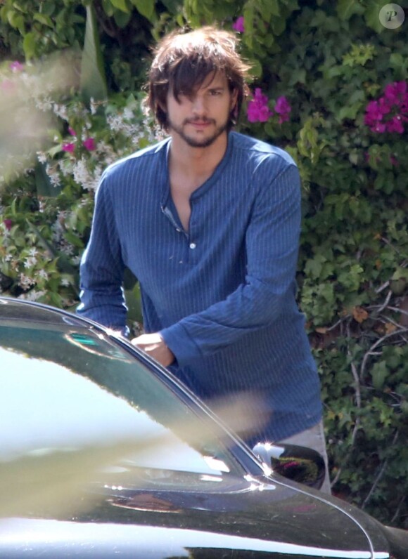 Ashton Kutcher à la sortie du domicile de Mila Kunis à Los Angeles, juin 2012