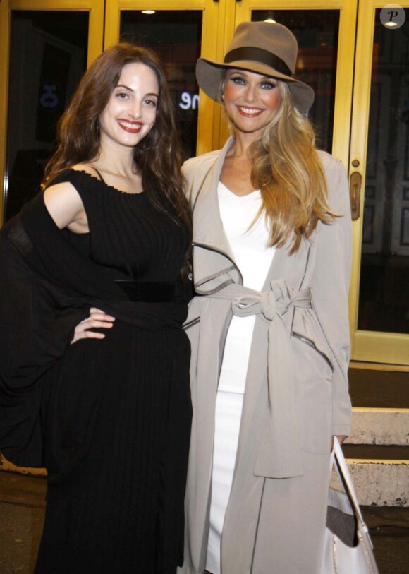 Christie Brinkley et sa fille Alexa Ray Joel à la sortie du théâtre Ambassador où elle joue dans la comédie musicale Chicago, à New York le 26 avril 2012.
