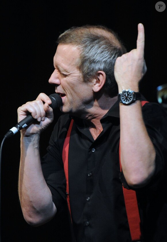 Hugh Laurie en concert à Moscou le 25 juin 2012.