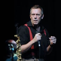Hugh Laurie : En plein concert, il trinque à la santé de ses fans
