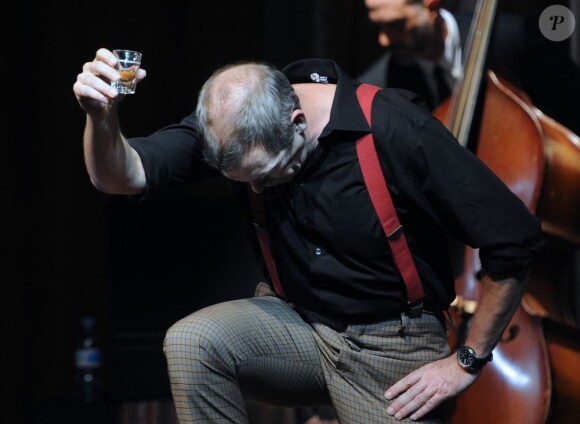 Hugh Laurie boit un petit verre de vodka pendant son concert à Moscou le 25 juin 2012.