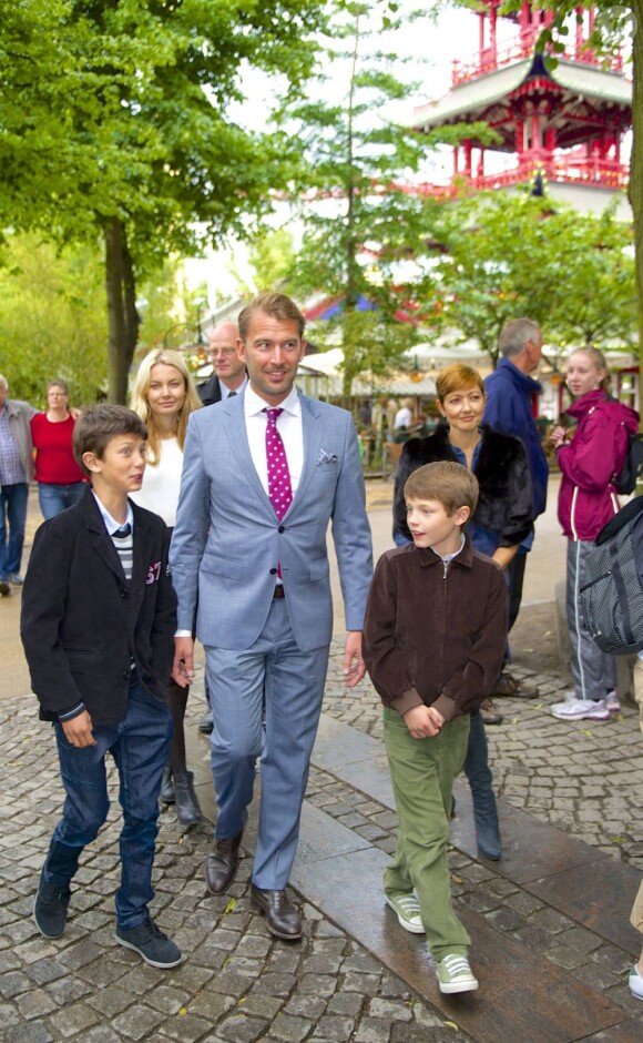 Les princes Nikolai et Felix s'entendent à merveille avec leur beau-père Martin Jorgensen.
Les jeunes princes de Danemark, nés du mariage de la comtesse Alexandra de Frederiksborg et du prince Joachim, assistaient le 24 juin 2012 à un concert à la salle de tivoli, à Copenhague, avec leur mère et son époux en secondes noces, Martin Jorgensen.