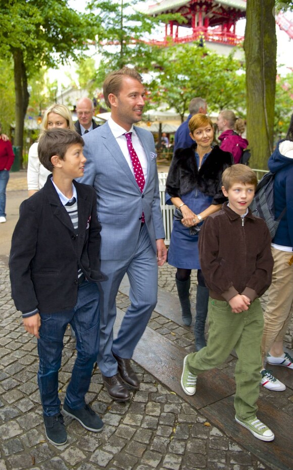 Les princes Nikolai et Felix de Danemark, issus du mariage de la comtesse Alexandra de Frederiksborg et du prince Joachim, assistaient le 24 juin 2012 à un concert à la salle de tivoli, à Copenhague, avec leur mère et son époux en secondes noces, Martin Jorgensen.
