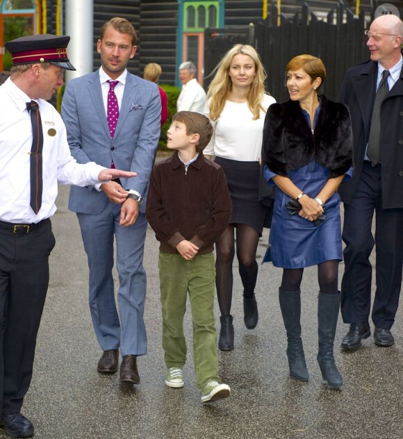 Le prince Felix de Danemark avec sa mère la comtesse Alexandra de Frederiksborg et son beau-père Martin Jorgensen, le 24 juin 2012 à un concert à la salle des jardins de Tivoli, à Copenhague.