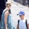 Reese Witherspoon, enceinte, et son fils Deacon, sur le tournage du film Devil's knot, à Atlanta, le 26 juin 2012
