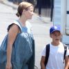 Reese Witherspoon, enceinte, et son fils Deacon, sur le tournage du film Devil's knot, à Atlanta, le 26 juin 2012