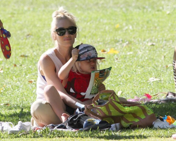Gwen Stefani et Zuma se détendent au Coldwater Canyon Park. Beverly Hills, le 26 juin 2012.