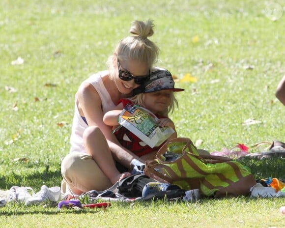 Gwen Stefani et Zuma se détendent au Coldwater Canyon Park. Beverly Hills, le 26 juin 2012.