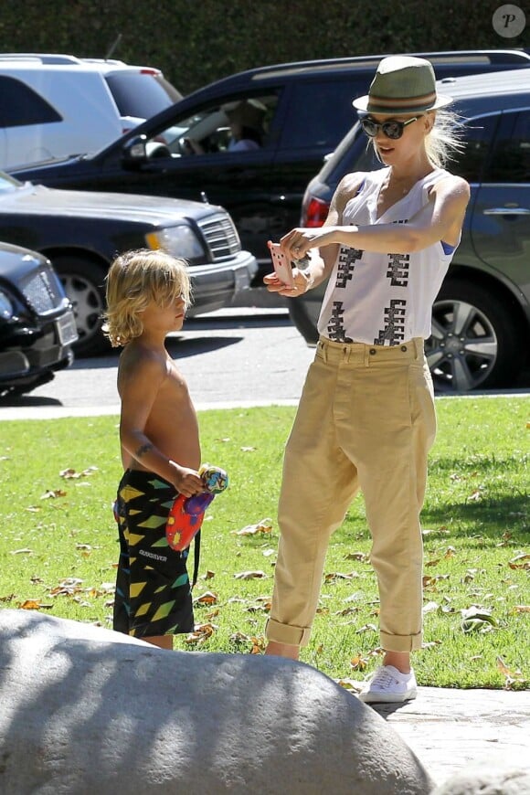 Gwen Stefani prend une photo souvenir de son fils Kingston au Coldwater Canyon Park. Beverly Hills, le 26 juin 2012.
