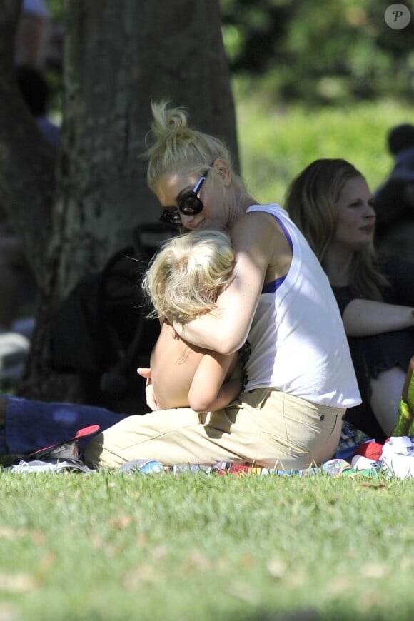 Gwen Stefani, maman câline avec son aîné Kingston durant une journée au Coldwater Canyon Park. Beverly Hills, le 26 juin 2012.