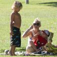 Gwen Stefani et ses deux fils Kingston et Zuma se détendent au Coldwater Canyon Park. Beverly Hills, le 26 juin 2012.