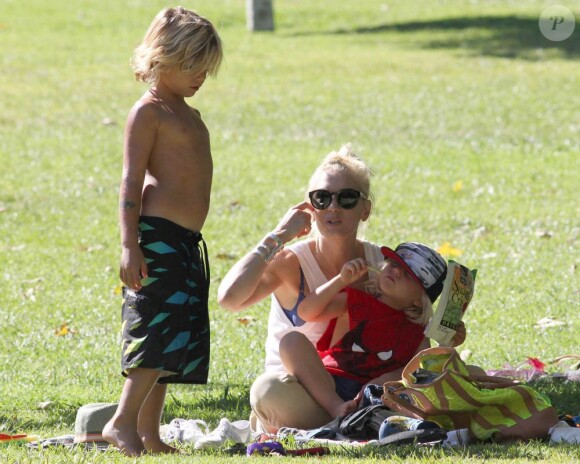 Gwen Stefani et ses deux fils Kingston et Zuma se détendent au Coldwater Canyon Park. Beverly Hills, le 26 juin 2012.