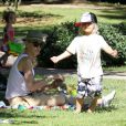 Gwen Stefani et Zuma, en mode détente au Coldwater Canyon Park. Beverly Hills, le 26 juin 2012.