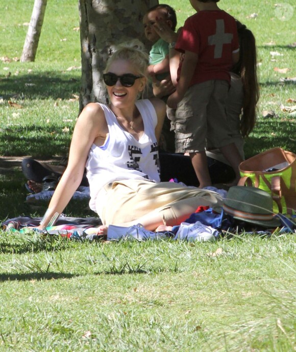 Gwen Stefani passe du bon temps au Coldwater Canyon Park en compagnie de ses deux fils. Beverly Hills, le 26 juin 2012.