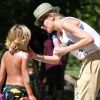 Gwen Stefani protège son fils Kingston du soleil durant leur après-midi au Coldwater Canyon Park. Beverly Hills, le 26 juin 2012.