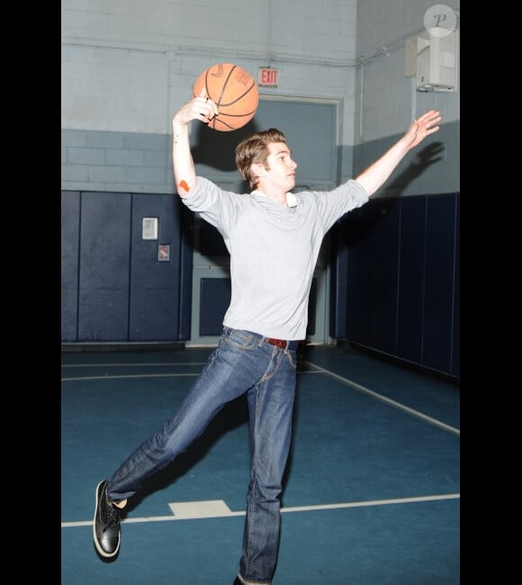 Andrew Garfield, as du basket-ball, dans une maison de la jeunesse et de la culture à Brooklyn, New York, le 26 juin, dans le cadre de l'initiative Be Amazing