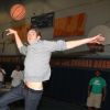 Andrew Garfield, as du basket, dans une maison de la jeunesse et de la culture à Brooklyn, New York, le 26 juin, dans le cadre de l'initiative Be Amazing