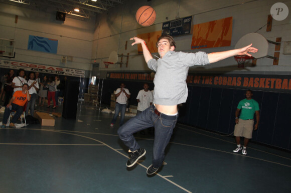 Andrew Garfield, as du basket, dans une maison de la jeunesse et de la culture à Brooklyn, New York, le 26 juin, dans le cadre de l'initiative Be Amazing