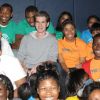Andrew Garfield dans une maison de la jeunesse et de la culture à Brooklyn, New York, le 26 juin, dans le cadre de l'initiative Be Amazing