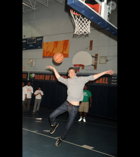 Andrew Garfield, as du basket-ball, dans une maison de la jeunesse et de la culture à Brooklyn, New York, le 26 juin, dans le cadre de l'initiative Be Amazing