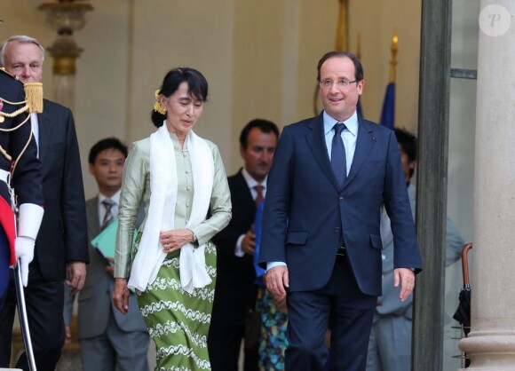 François Hollande reçoit Aung San Suu Kyi à l'Elysée pour un dîner donné en son honneur, le 26 juin 2012.
