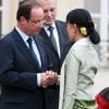 Le président François Hollande et le premier ministre Jean-Marc Ayrault reçoivent Aung San Suu Kyi à l'Elysée pour un dîner donné en son honneur, le 26 juin 2012.