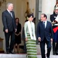 Valérie Trierweiler se tient bien à l'écart. Le président François Hollande et le premier ministre Jean-Marc Ayrault reçoivent Aung San Suu Kyi à l'Elysée pour un dîner donné en son honneur, le 26 juin 2012.