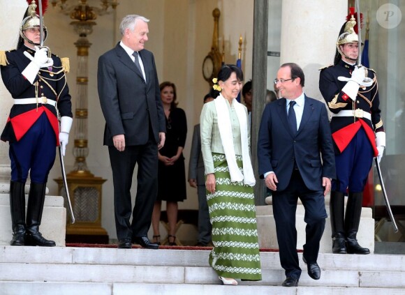 Valérie Trierweiler se tient bien à l'écart. Le président François Hollande et le premier ministre Jean-Marc Ayrault reçoivent Aung San Suu Kyi à l'Elysée pour un dîner donné en son honneur, le 26 juin 2012.
