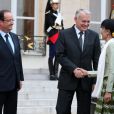 Le président François Hollande et le premier ministre Jean-Marc Ayrault reçoivent Aung San Suu Kyi à l'Elysée pour un dîner donné en son honneur, le 26 juin 2012.